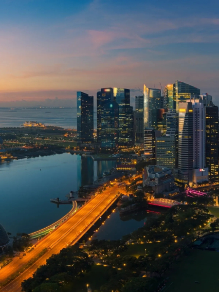 High-rise buildings of businesses in Singapore working with White Gate Consulting insurance and banking experts